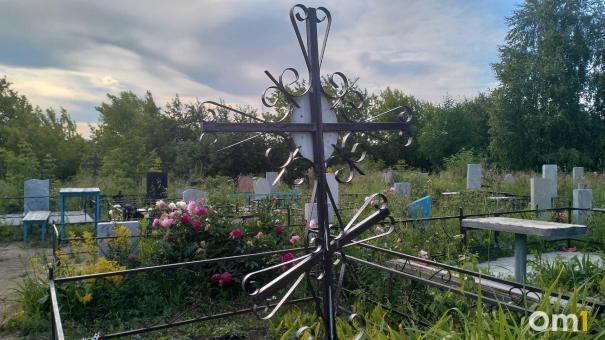 С омского кладбища сняли «мусорную осаду»