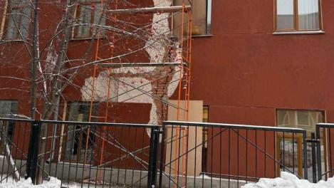 В Новосибирске учителям придётся ездить к детям после закрытия школы из-за трещины в здании