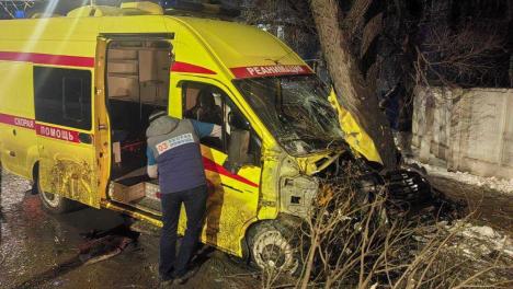 Омский водитель столкнулся со скорой при развороте: пострадал медик