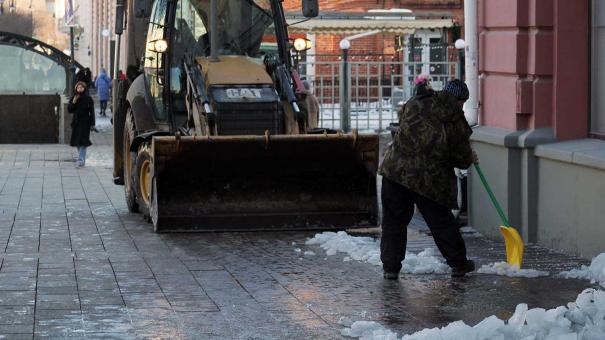 Почти 1000 единиц техники вывели на дороги Новосибирской области для борьбы со снегом