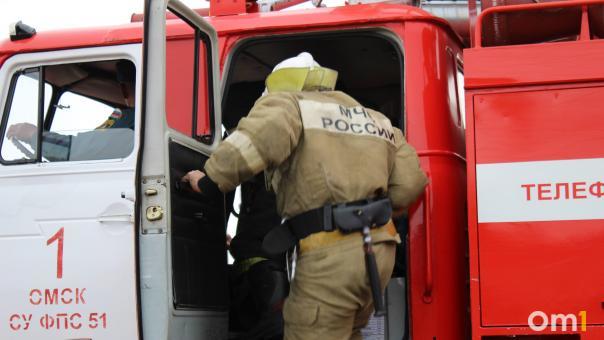 В подвале жилого дома в Омске случился пожар: два человека спаслись самостоятельно