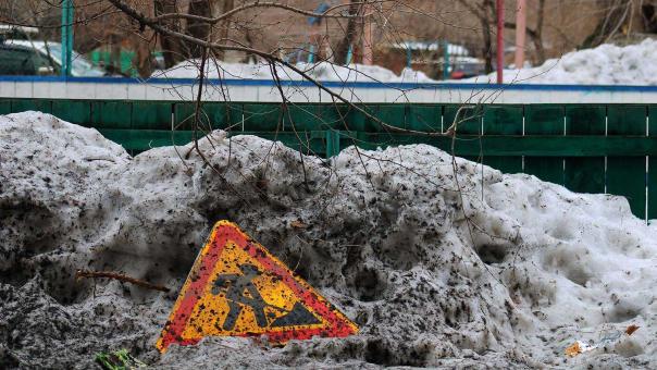 «Ни скорая не подъедет, ни пожарные»: трактор завалил снегом дом пенсионеров под Новосибирском