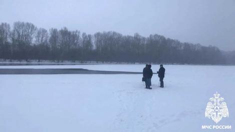 «Не место для игр»: в Новокузнецке на реке Томь под лёд провалились двое детей