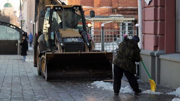 Снег с реагентами у детской площадки: жители Новосибирска готовят жалобу в прокуратуру
