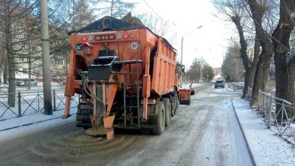 В Омске усилили контроль за уборкой улиц для борьбы с гололёдом