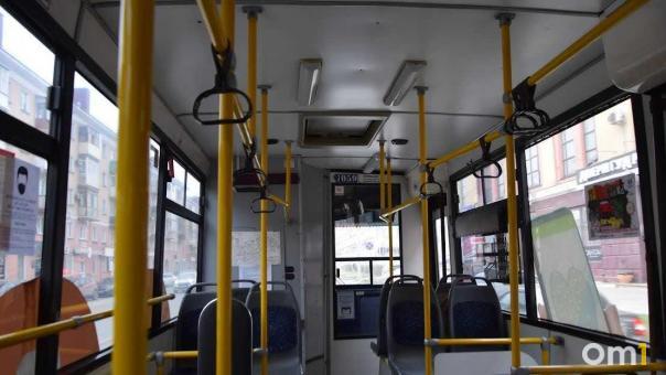 В Омске пассажирский автобус съехал в кювет на улице Лукашевича