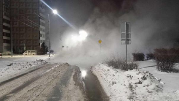 В Омске на Левобережье прорвало теплотрассу перед морозами