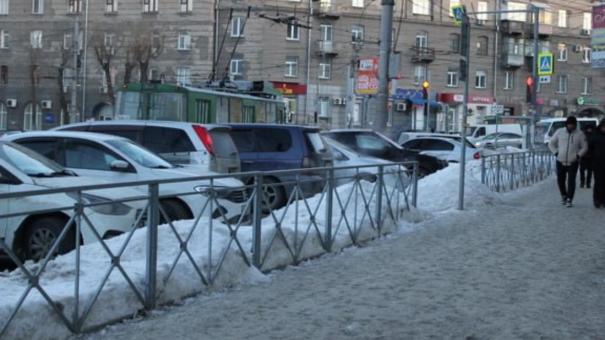 Снег с дороги на тротуар: новосибирцы жалуются на нечищенные тротуары в Заельцовском районе
