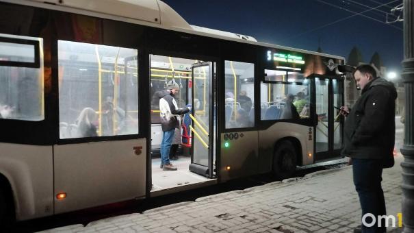 Новосибирские пассажиры помогли вытолкать застрявший на Ипподромской автобус