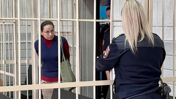 «Я её не била крапивой»: обвиняемая в истязании погибшей девочки сибирячка расплакалась в зале суда
