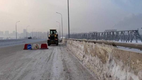 В Новосибирске на узких улицах оставляют снежные валы из-за брошенных машин