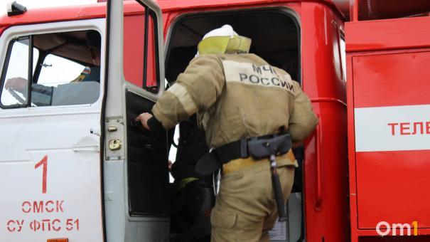 На улице Масленникова в Омске загорелся торговый центр