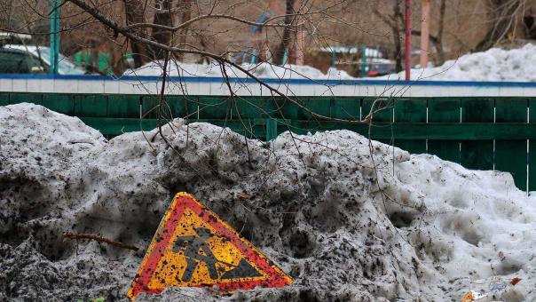 Убраться и не надорваться — тренер по йоге дала советы по уборке снега
