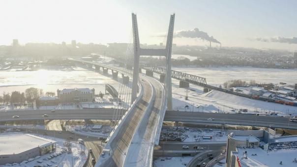 Четвёртый мост в Новосибирске обрабатывают реагентом «Бионорд», от которого отказалась мэрия