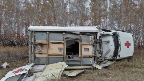Водитель скорой в Новосибирской области опрокинул машину с беременной: ему грозит суд