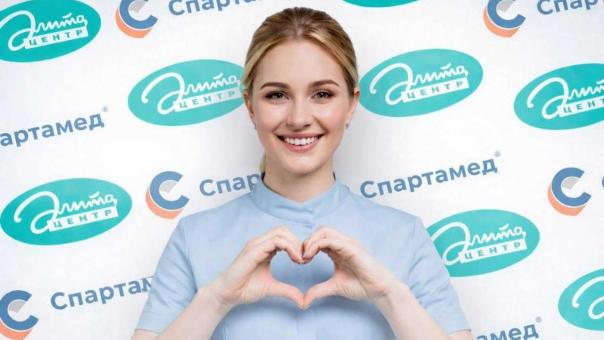 Стоматология с 30-летней историей в центре Омска начала работать под новым брендом