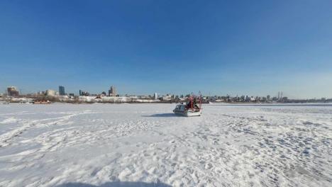 «Нулевая видимость и ледяная вода»: спасатели пять часов искали девочку, провалившуюся под лёд в Новосибирске