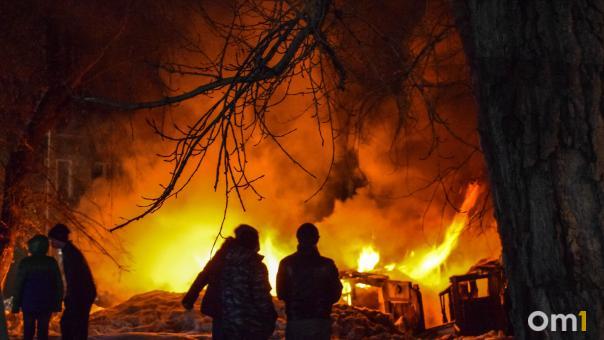 Спасатели ликвидировали 9 пожаров в Новосибирской области за сутки, поиски девочки подо льдом продолжаются