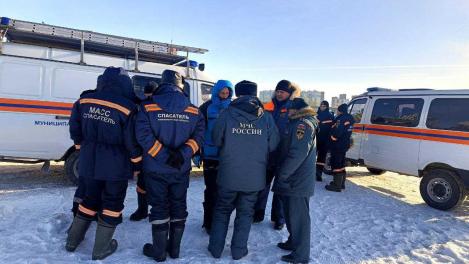 Поиски провалившейся под лёд девочки продолжаются: новосибирским спасателям пока не удалось найти тело