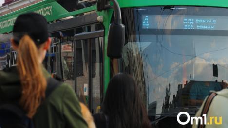 В Омске задержали мужчину, устроившего драку в троллейбусе из-за оплаты проезда