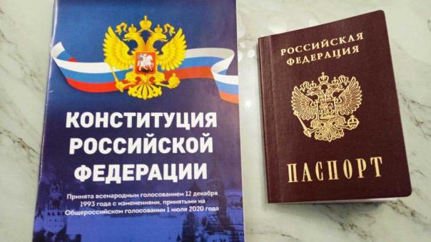 В Новосибирске 14-летним школьникам торжественно вручили первые паспорта в преддверии Дня защитника Отечества
