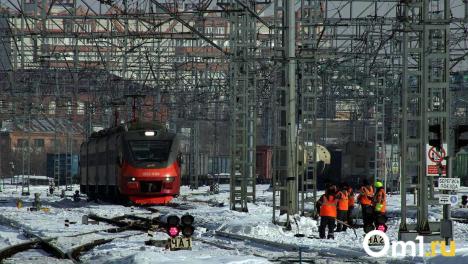 Поезд «Барабинск — Новосибирск» застрял в поле из-за поломки: 140 пассажиров готовили к эвакуации