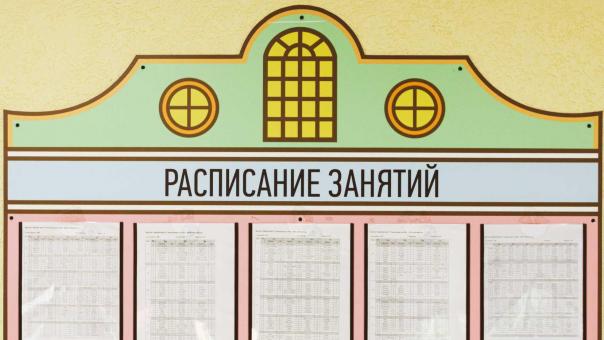 Ученик школы №158 в Новосибирске устроил одиночный пикет из-за плохих оценок — на место прибыла ГБР