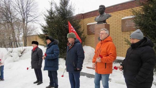 Новосибирские коммунисты возложили цветы к памятнику Сталину в день его смерти