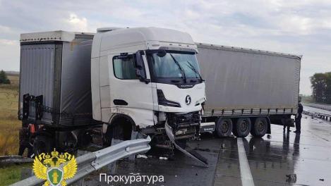Трое рабочих погибли под колёсами грузовика в Новосибирской области: водитель получил 3,5 года колонии