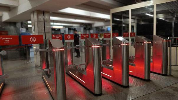 В новосибирском метро поезд «Ермак» встал из-за отказа дверей