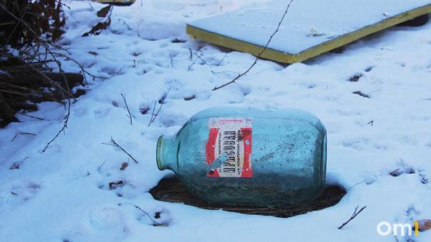 Три дня мусоровозы не могли подъехать к дому в Новосибирске из-за снежной каши и припаркованных машин