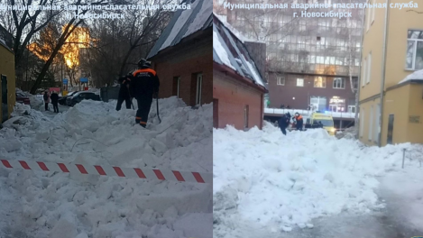 В Новосибирске спасатели разобрали завал снега на Татарской: под сугробом могли быть люди