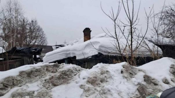 Снег рушит крыши: спасатели за день несколько раз выезжали на обрушения в Новосибирске
