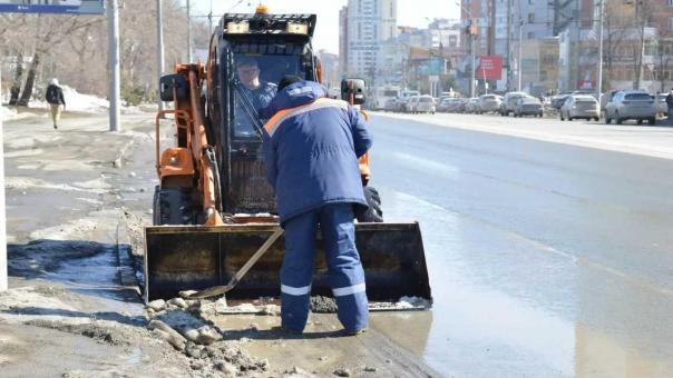 В Дзержинском районе Новосибирска дорожные службы очистили тротуары вакуумными пылесосами и промыли ливневки