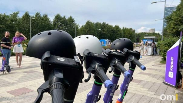 Самокатчик на полном ходу протащил чихуахуа десять метров по асфальту и скрылся — видео разлетелось по сети