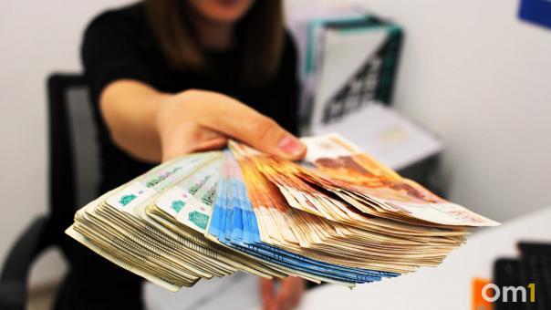 Почти 900 миллионов наличными: жители Новосибирской области в полтора раза чаще стали снимать деньги на кассах