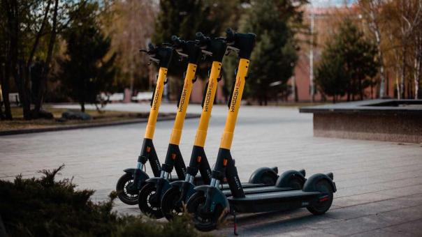 «Начался кошмар, страшно ходить»: новосибирцы возмутились мягкими санкциями властей против электросамокатов