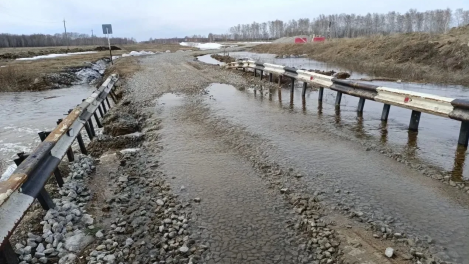 Большая вода перекрыла трассы: в Новосибирской области из-за паводка закрыто движение на семи дорогах