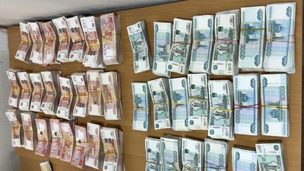 Новосибирские таможенники изъяли 25 миллионов рублей у пассажира, летевшего в Душанбе