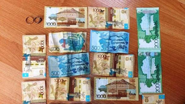 Омичка сбежала от знакомого через окно, украв у него золото и тенге