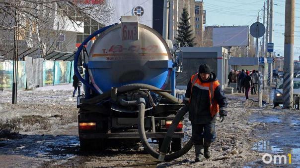 В центре Новосибирска начали тестировать экологические составы для борьбы с грязью на дорогах