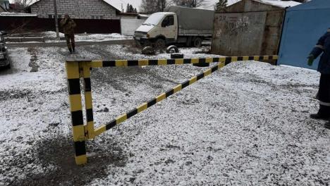 Покрышки, столбики и шлагбаум: в Новосибирске демонтировали самовольные ограждения в Кировском и Ленинском районах