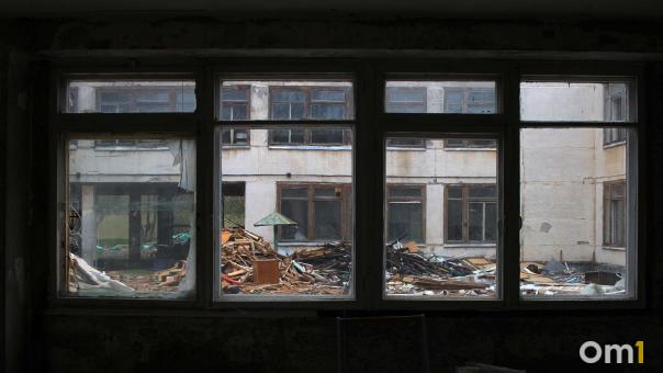«Поймаю — руки оторву»: в Новосибирском ЖК подростки превращают новые подъезды в помойку