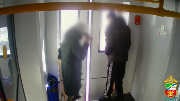 Удар ножом в тамбуре: 18-летний новосибирец ударил мужчину ножом в электричке «Татарская — Барабинск»