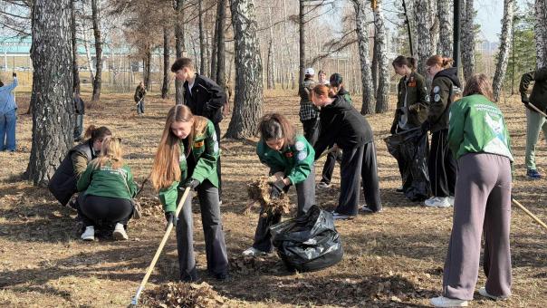 Мэр лично убрал парк «Арена»: в Новосибирске прошёл городской субботник
