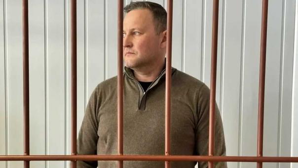 Почти 10 миллионов испарились из бюджета: в НСО фигуранту дела о реконструкции Колыванской ЦРБ продлили арест