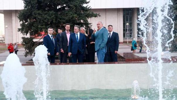К майским праздникам в подарок: в Новосибирске запустили фонтан у Заксобрания и готовят «Бугаков-парк»