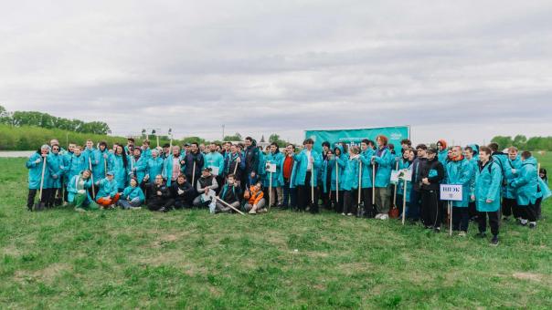 Сторонники партии «Новые люди» высадили 3,5 тысячи саженцев сосны возле новосибирского ипподрома