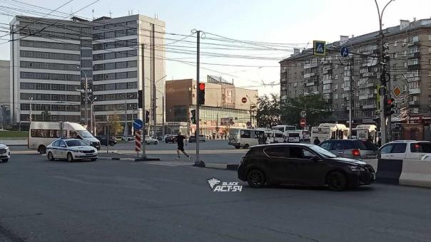 «От водителя разило алкоголем»: Lexus сбил девушку на пешеходном переходе в центре Новосибирска