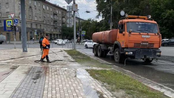 Дорога до Москвы и обратно: почти 2 тысячи тонн грязи вывезли за неделю с улиц Новосибирска